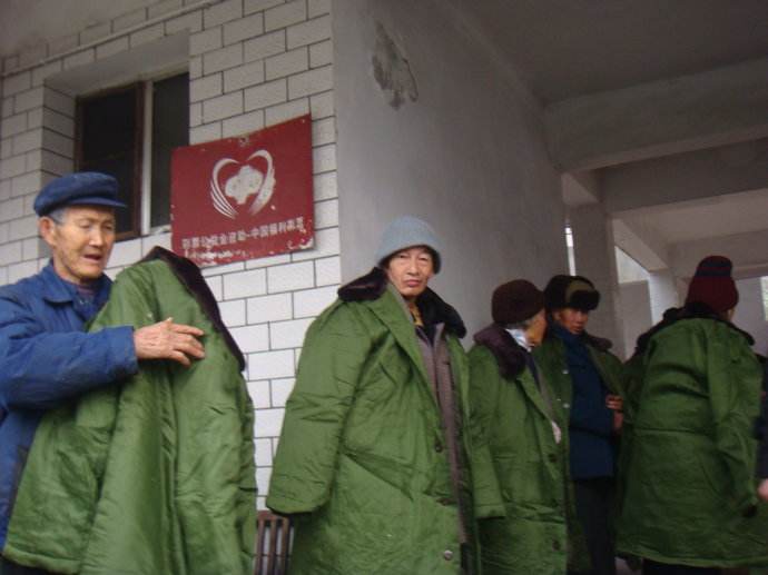 擁軍優(yōu)屬 ?固我長城 正大制管向革命老區(qū)捐贈(zèng)軍大衣